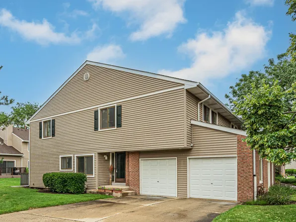 136 Windwood Ct #31, Buffalo Grove, IL 60089