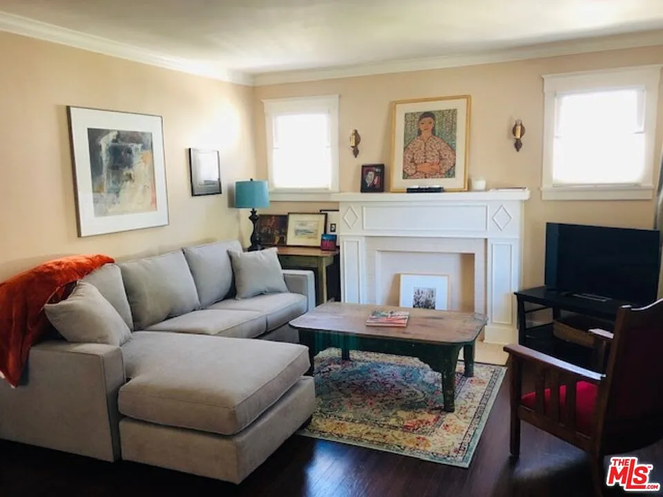 2 bed, 1.0 bath, 1006 sqft, $3,700 — Photo 3