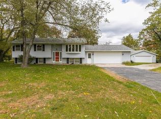 4390 Ridge Rd, Cedar Rapids, IA 52411