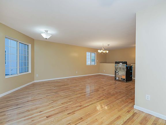 2nd image of 131 Barry St Floor 1