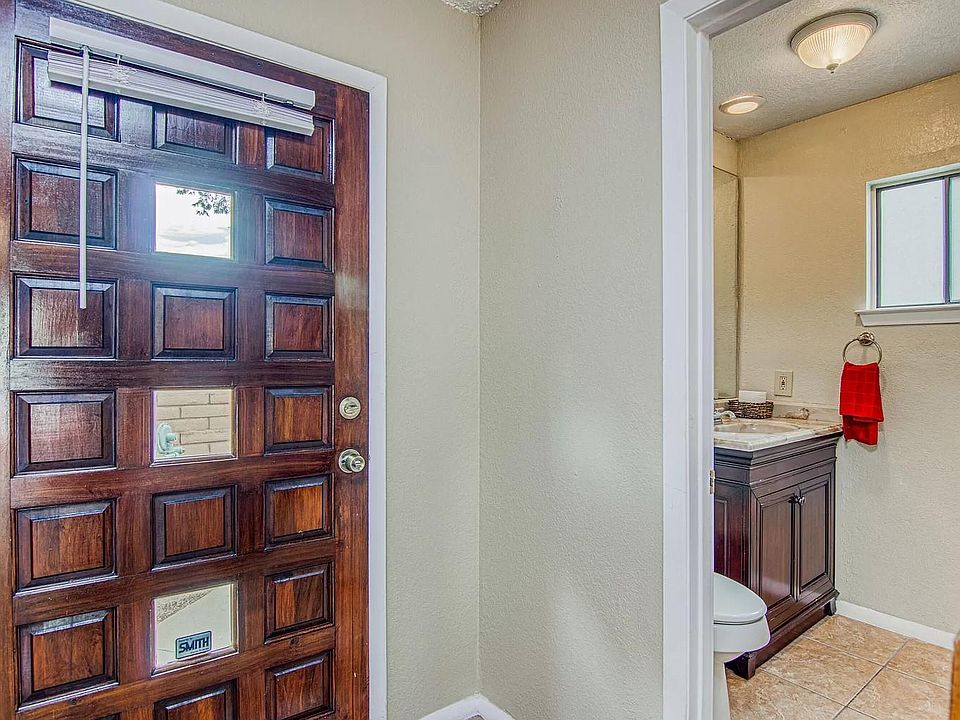 Main Entrance w/half bath for visitors
