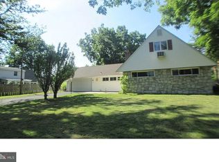 7 Scarlet Oak Rd, Levittown, PA 19056