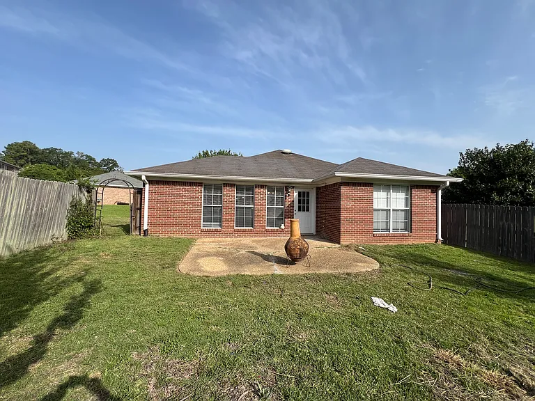 1013 Carlyle Cv — Photo 3
