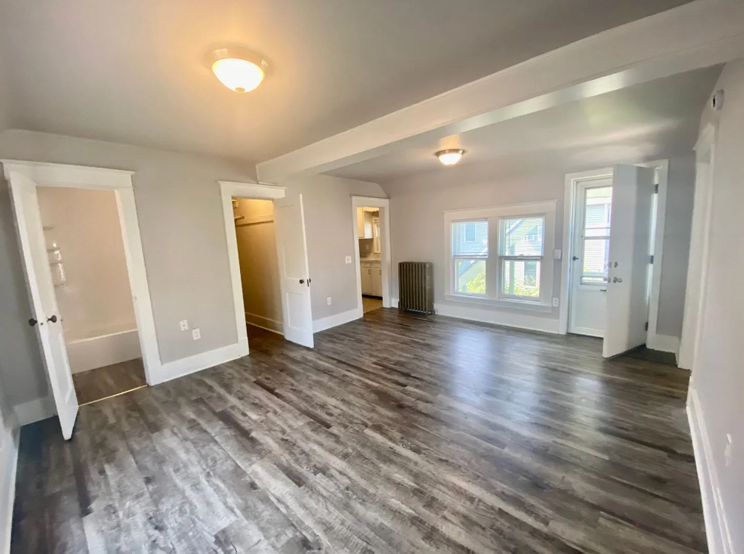 2 Bed, 1 Bath Upstairs Unit in Heritage Hill Private Entry & Prime Location — Photo 3