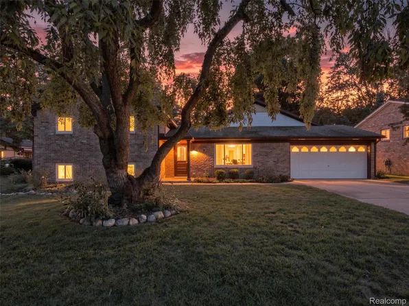1721 Stratford St, Sylvan Lake, MI 48320