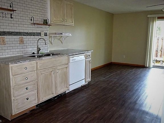 5th image of 4757 Ledgewood Dr Unit 1C