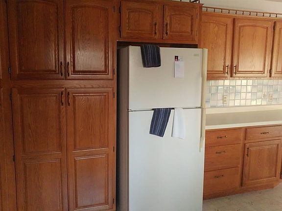 Look at all thes cabinets