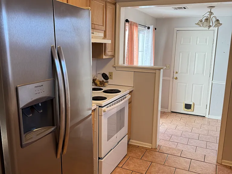 204 E 33rd Pl — Photo 6