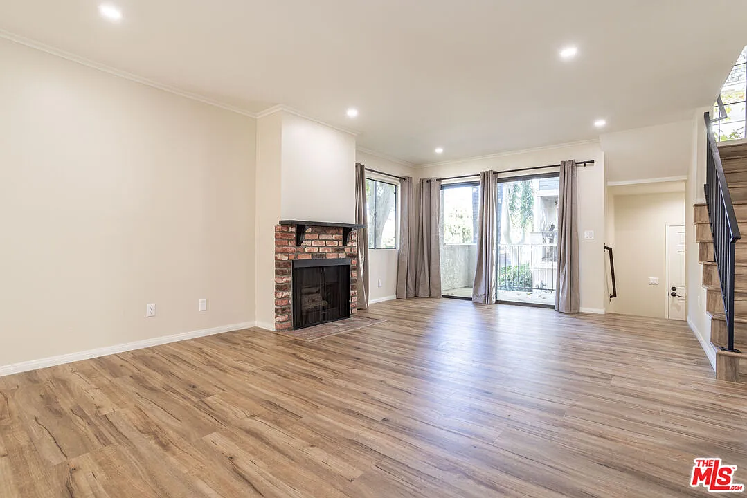 2 bed, 2.5 bath, 1275 sqft, $3,100 — Photo 3