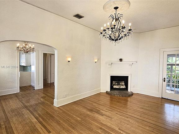 2nd image of 815 Pizarro St
