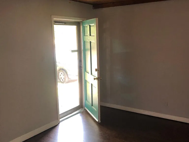528 E Douglas Dr — Photo 6