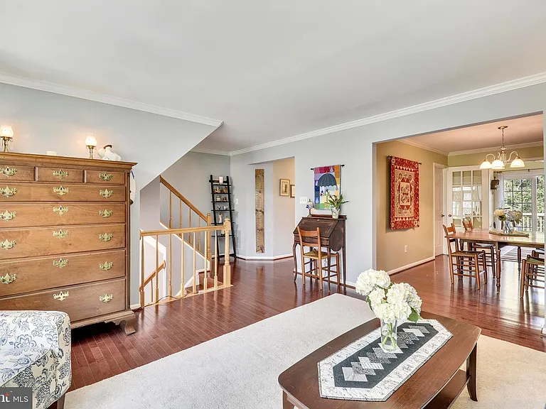 11906 Matthews Ct — Photo 3