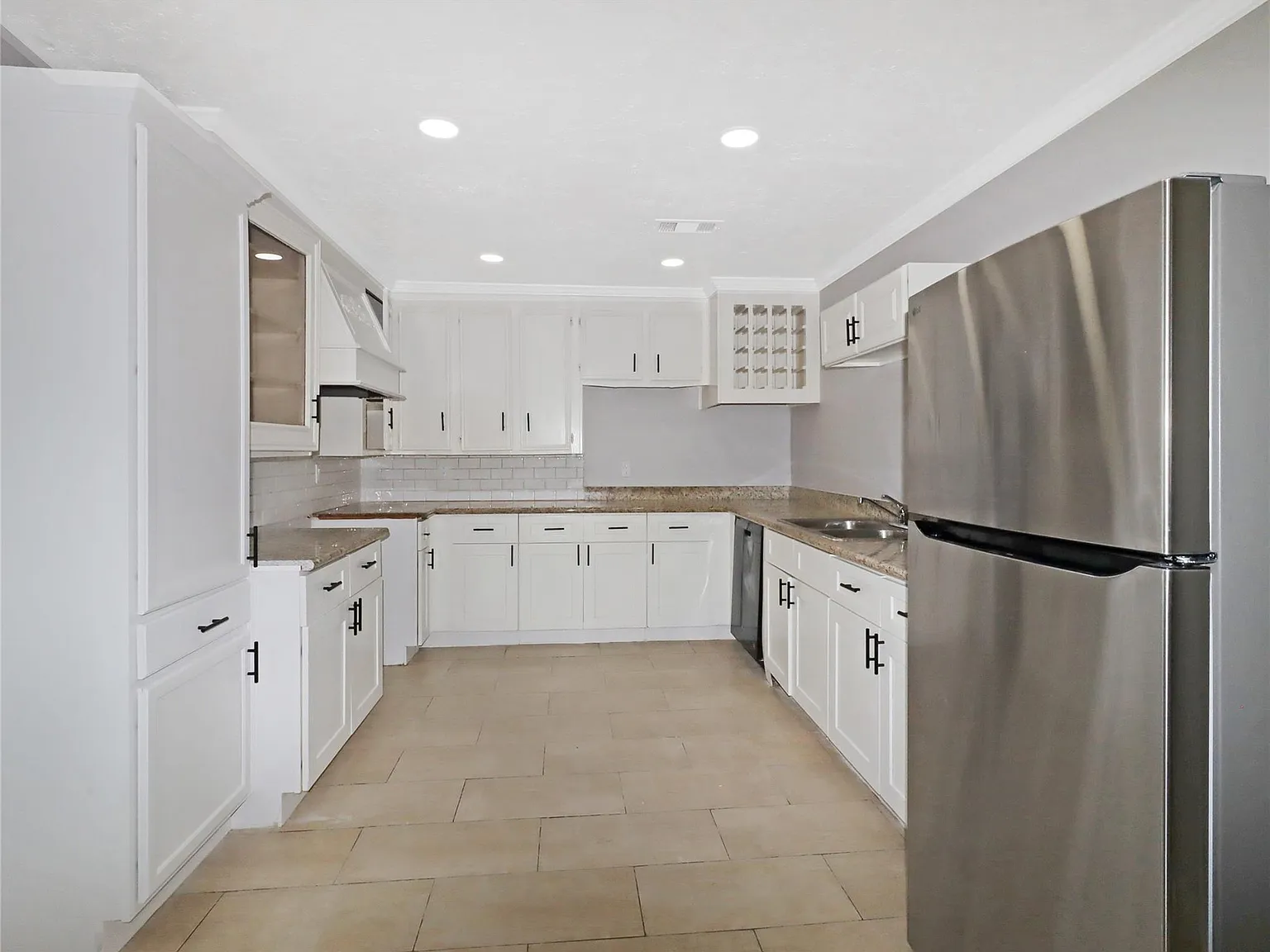 5 bed, 3.0 bath, 1800 sqft, $2,500 — Photo 3