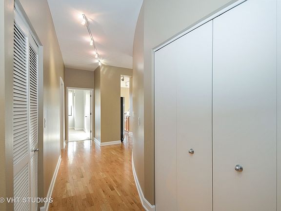 2nd image of 1322 S Prairie Ave Unit 1401