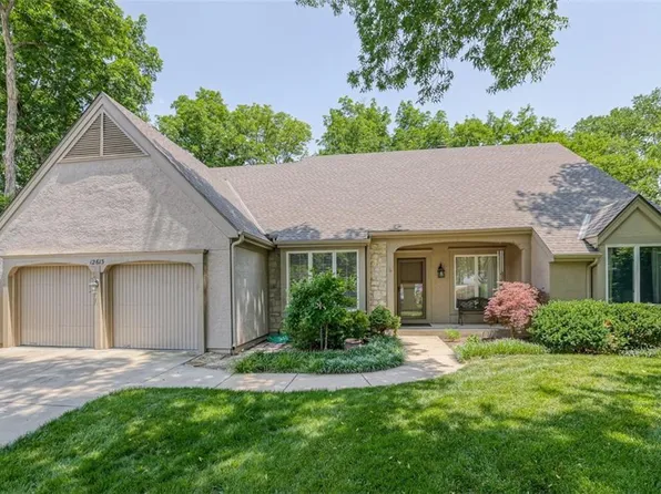 12613 Walmer St, Overland Park, KS 66209