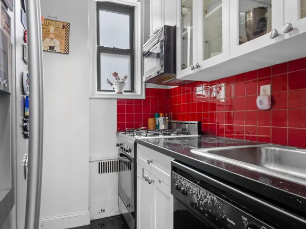 657 East 26th Street image 6 of 7