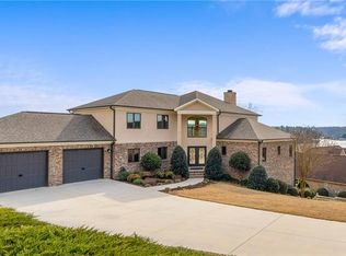 157 Mariners Point Ln, Hickory, NC 28601