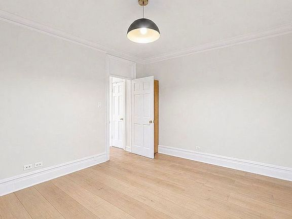 5th image of 3114 Crescent St APT 7A