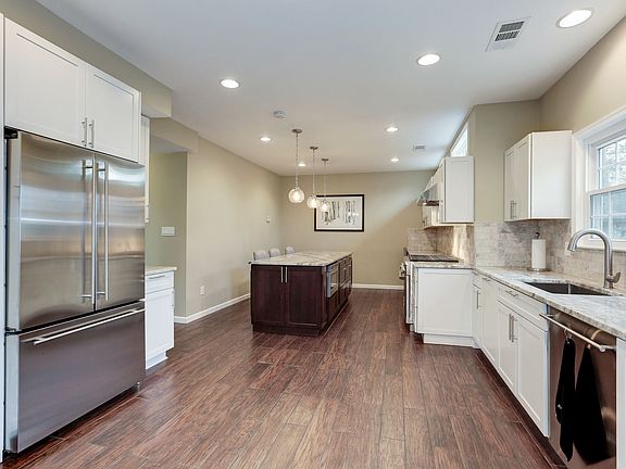 5th image of 46500 Hollymead Pl