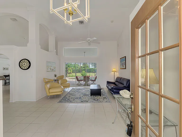 915 Park Place Dr — Photo 3