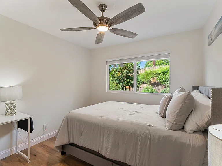 2740 Seine Ave — Photo 4