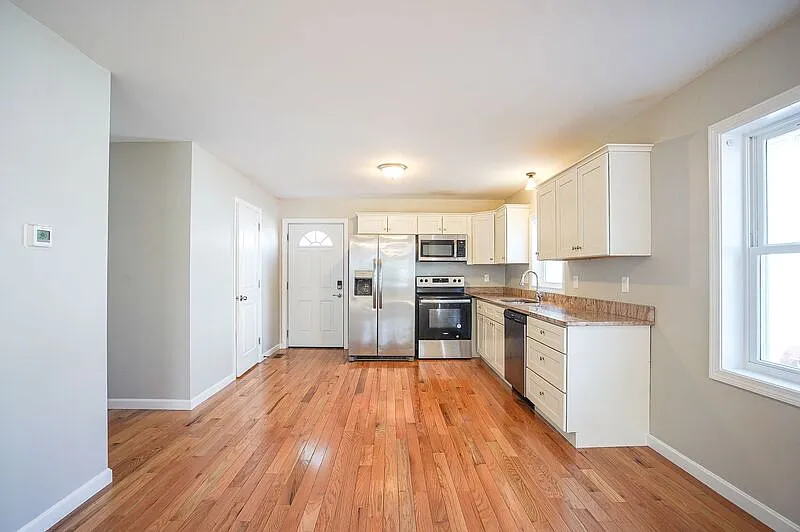 3 bed, 1.5 bath, 1350 sqft, $2,095 — Photo 3