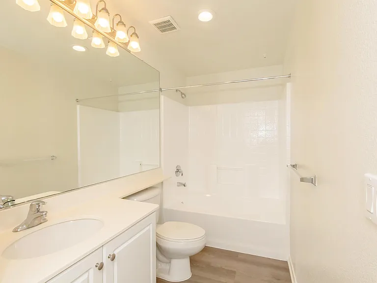 Laurel Vista Apartment Homes — Photo 40