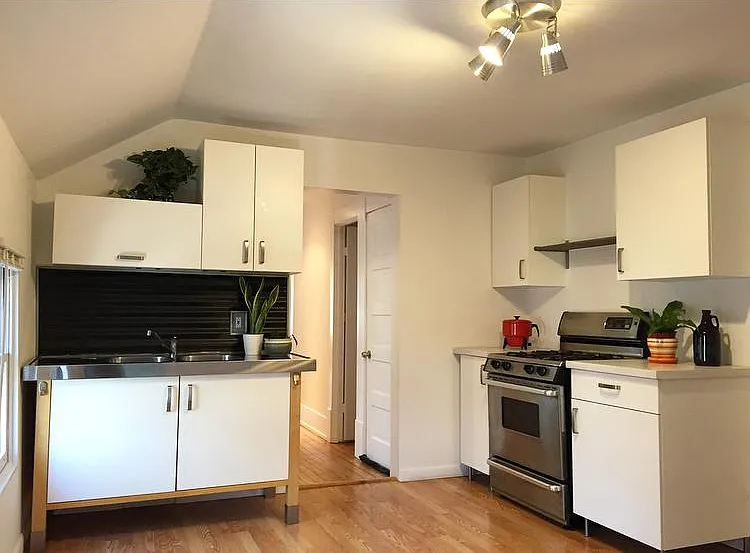 2301 W 11th St — Photo 4