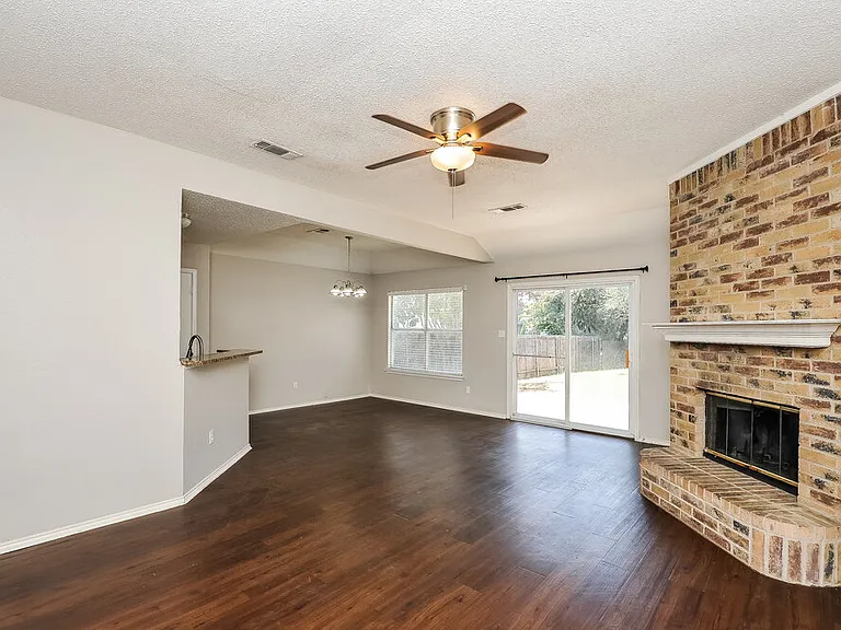1040 Glencrest Dr — Photo 3