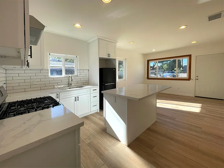 6946 Gentry Ave — Photo 3