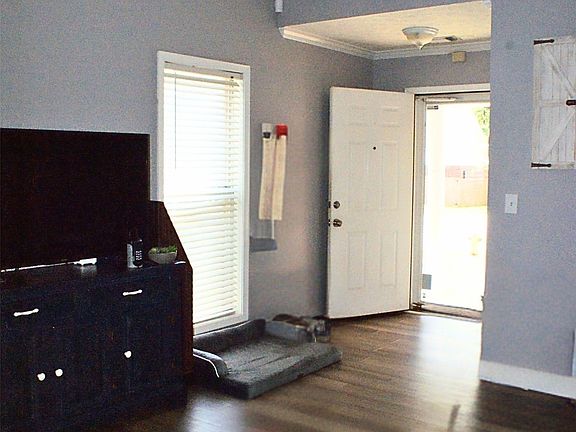 4th image of 176 James Dr