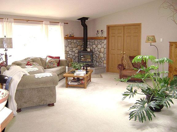 Great rm w/wood stove/granite hearth