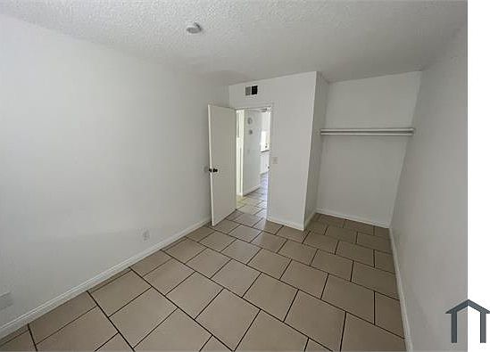5th image of 307 Eastminister Ct APT B