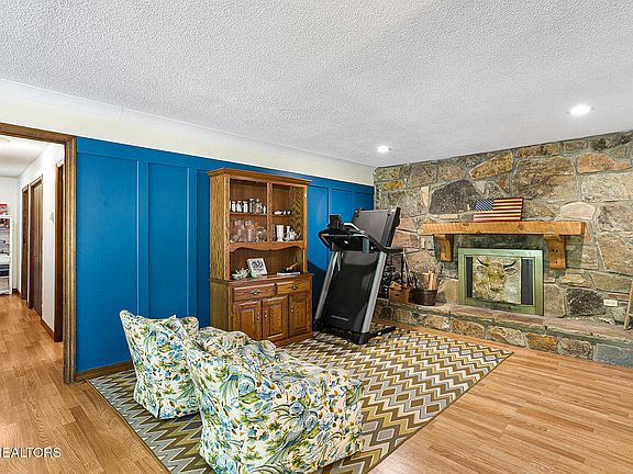 5th image of 146 Vanderview Dr