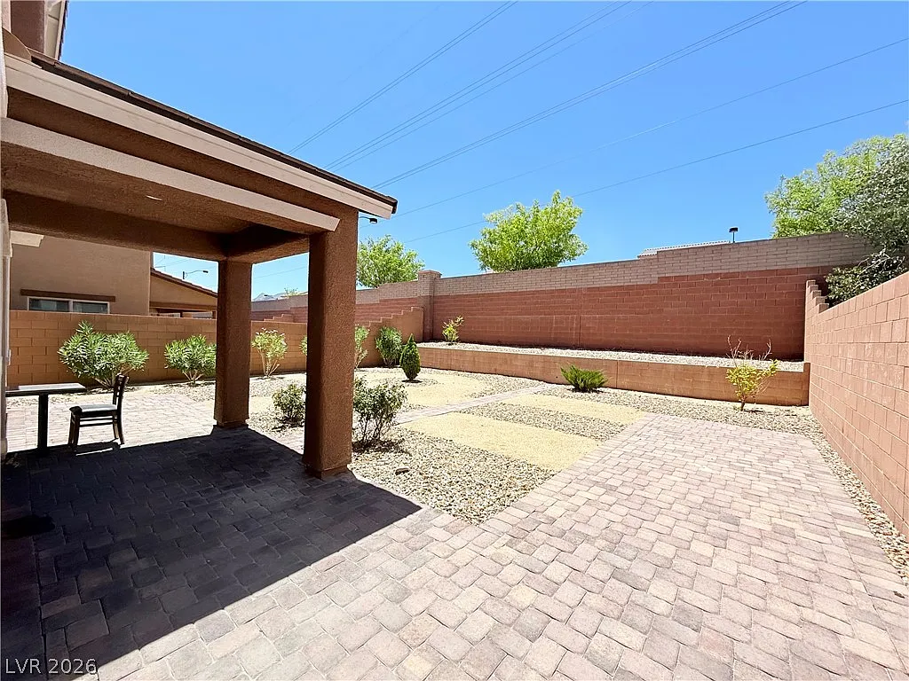 4 bed, 2.5 bath, 2423 sqft, $2,500 — Photo 4