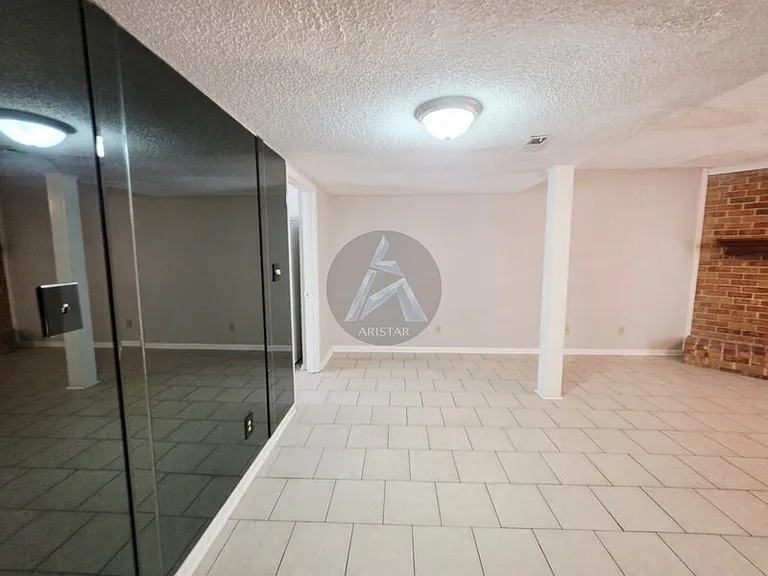 1495 Bentley Ln SE — Photo 2