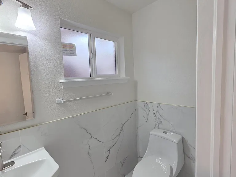 302 Quincy Ave — Photo 10