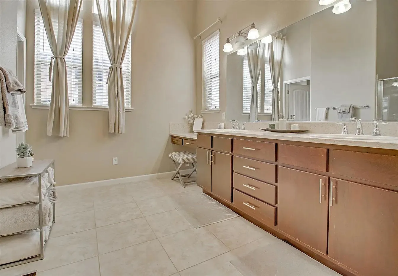 3 bed, 2.5 bath, 2415 sqft, $4,400 — Photo 4