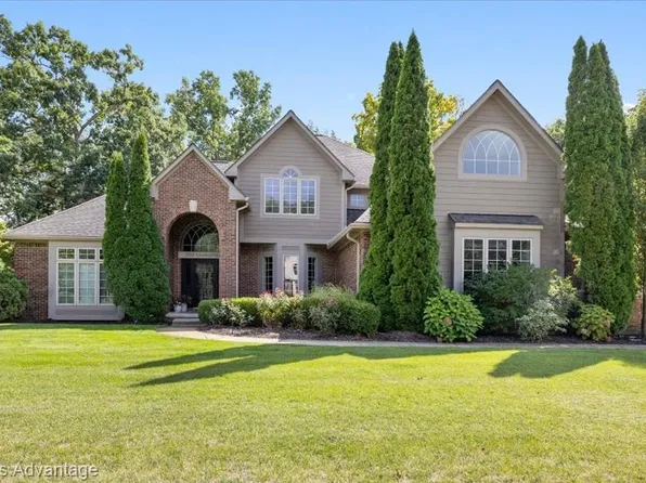 2282 Sandlewood Dr, White Lake, MI 48383