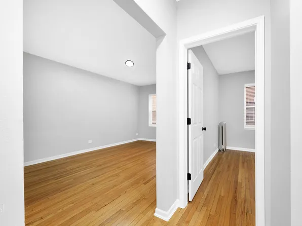 7028 S Clyde Chicago, IL 60649