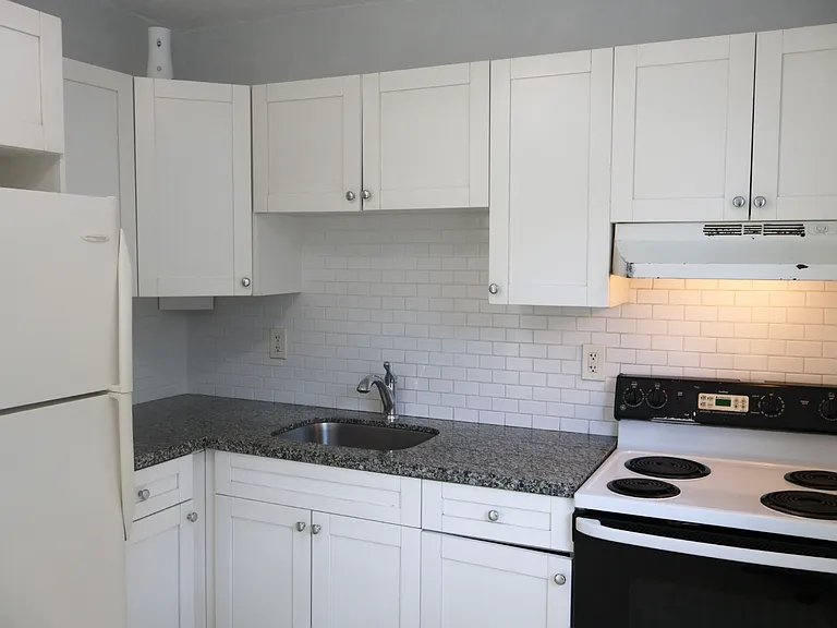528 SW 6th St #6 — Photo 7