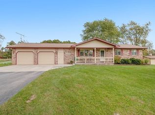 9371 N Peaceful Valley Dr, Pinckney, MI 48169