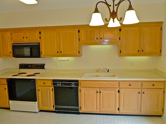 Kitchen - 13'6" x 11'6"