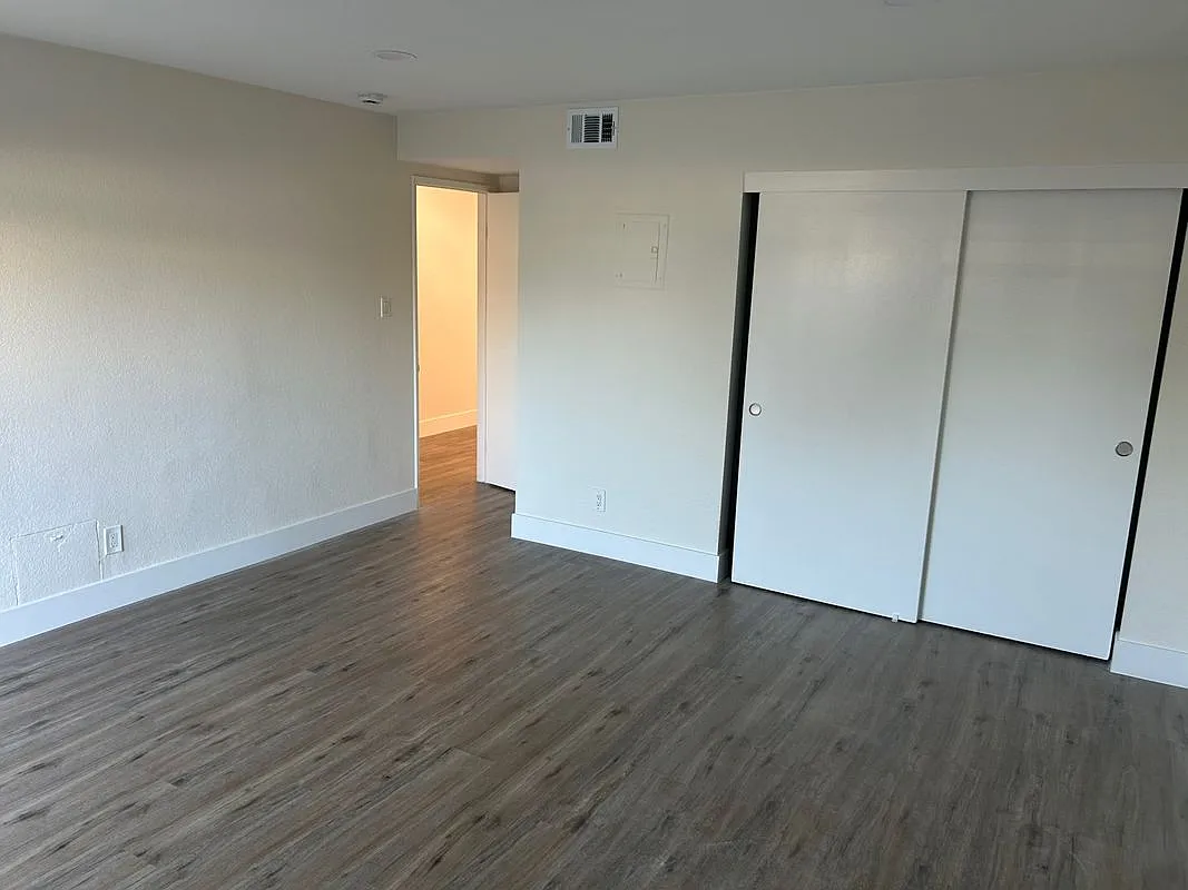 3 bed, 2.0 bath, 1000 sqft, $3,250 — Photo 4