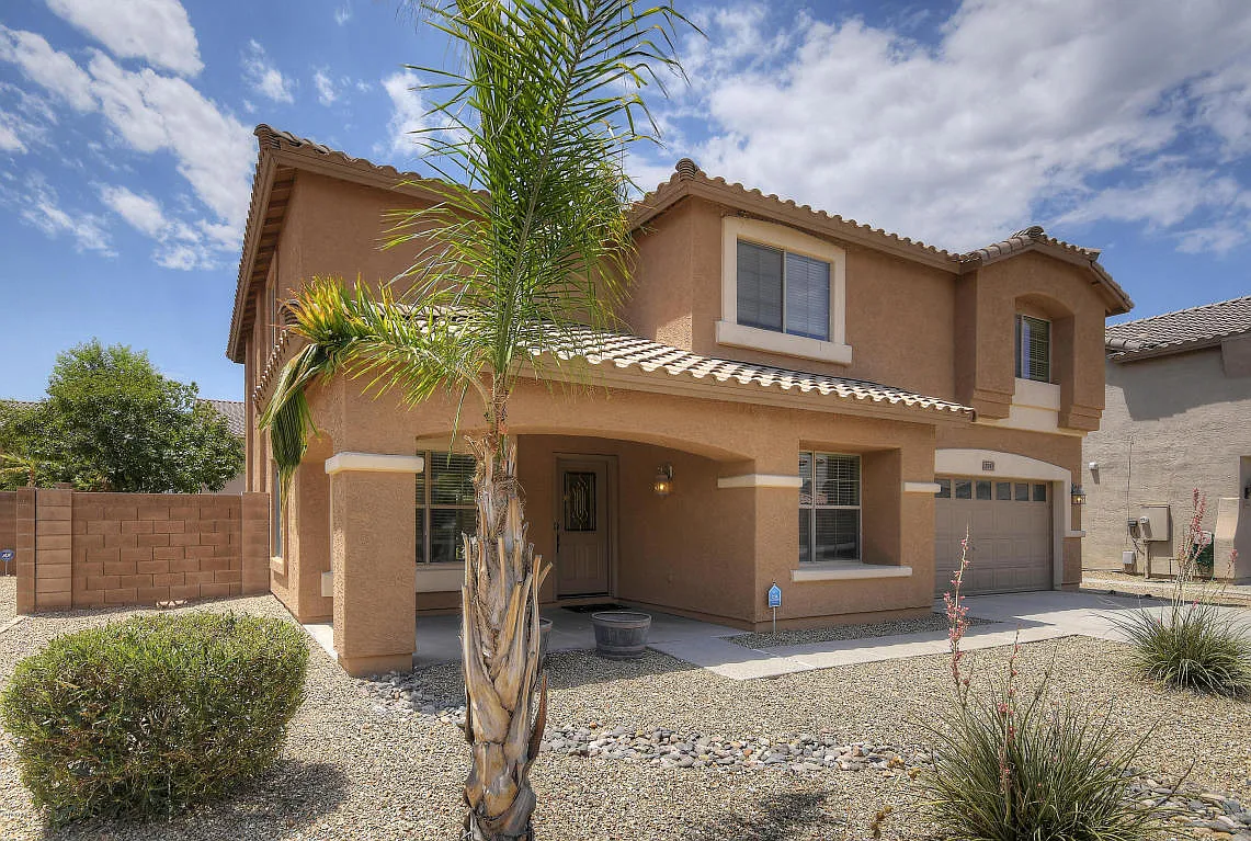 Gorgeous 4 Bed Home Plus Den In Great Condition!! Must See!! — Photo 1