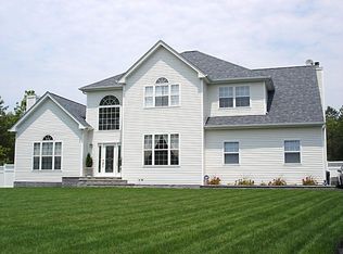 1 Fairfield Manor Dr, Manorville, NY 11949