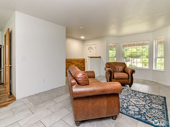 4th image of 624 SE Pine Road