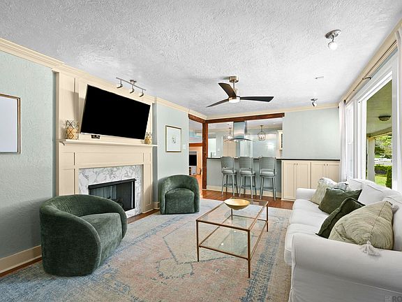 4th image of 2125 Cloverdale Ave