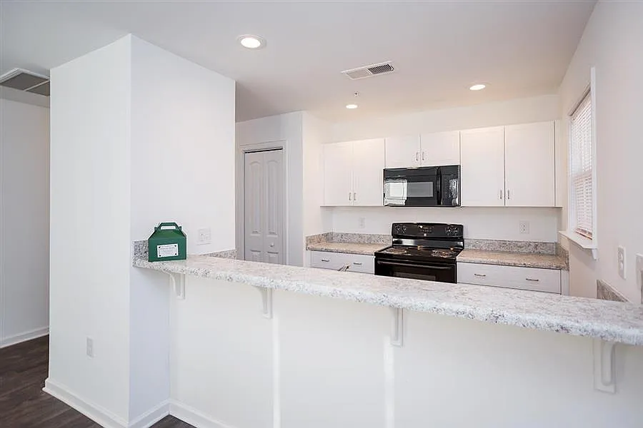 Barrington Apartments — Photo 4