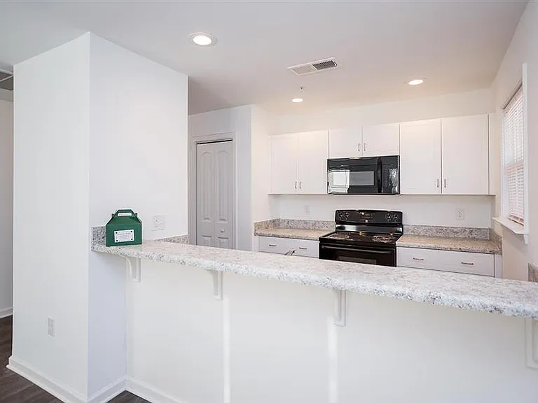 Barrington Apartments — Photo 4